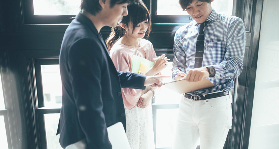 話し合う会社員